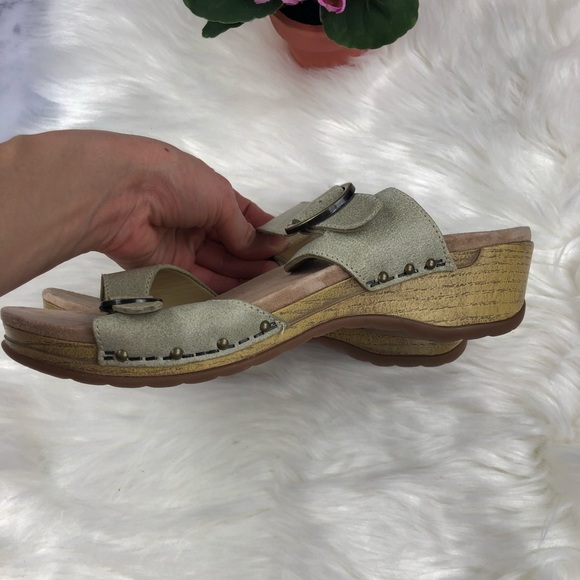 Cream/tan Dansko sandals - Picture 5 of 6